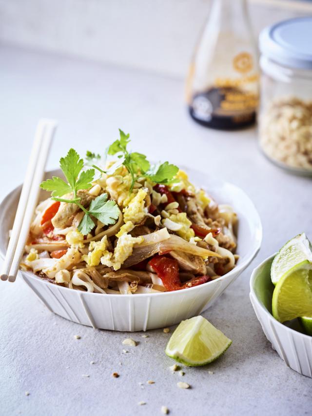 Spicy pad thai met kip en witloof