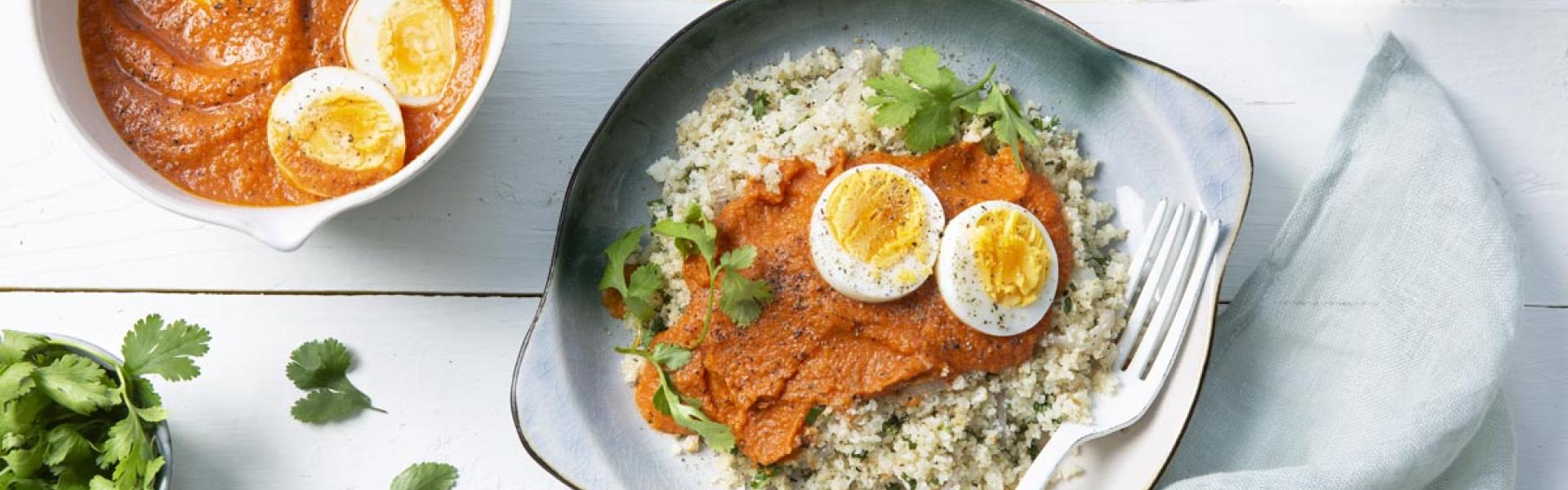 Bloemkoolkruimels met ei in een pittige tomatensaus