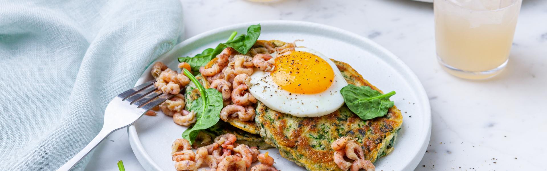 Hartige spinazie-courgettepannenkoekjes met speigeleitje en garnalen