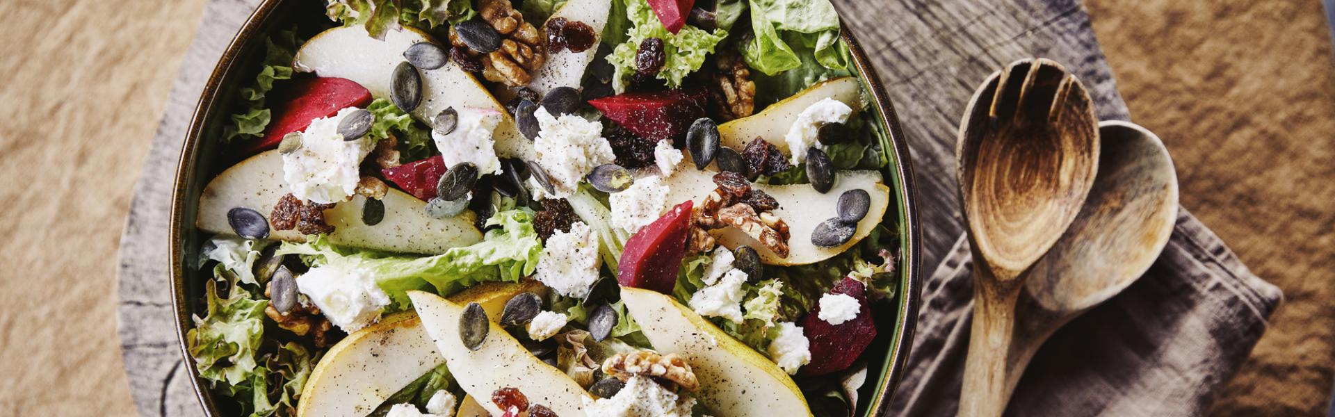 Salade van eikenblad met rode biet, peer, walnoten en geitenkaas