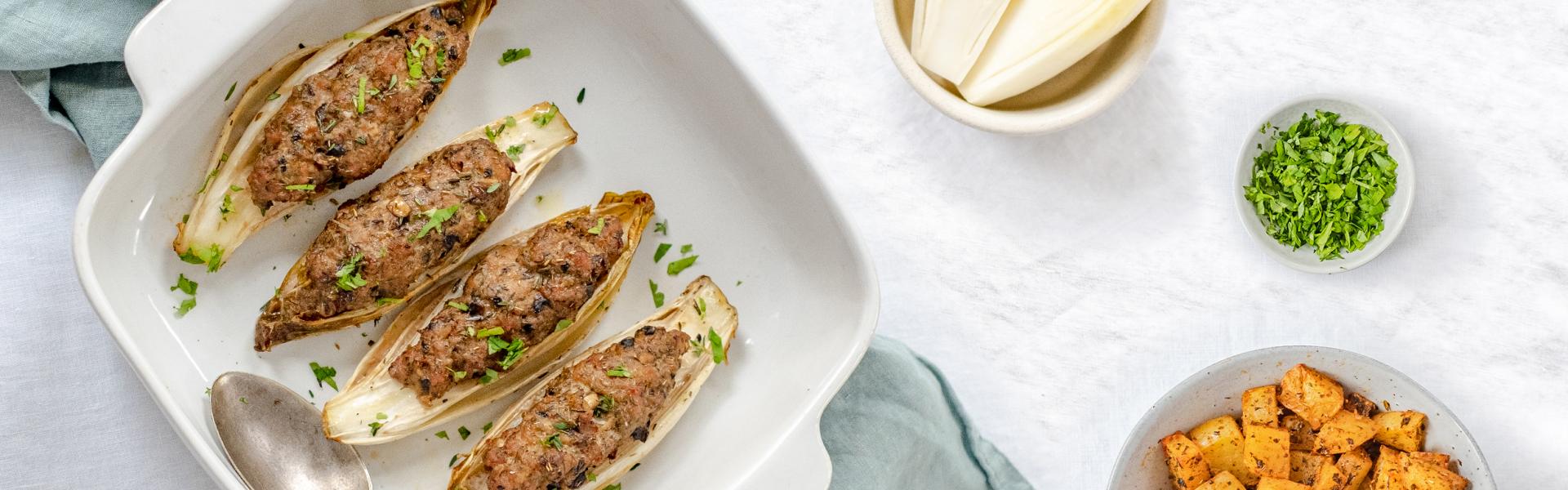 Witloof gevuld met gehakt en champignons met kruidige aardappelen